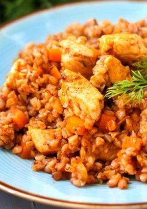 O poză a rețetei Hrișcă cu carne și sos de tomate.