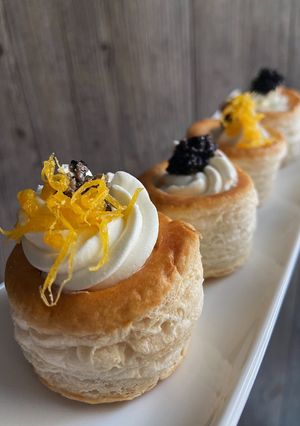 Una foto de Vol au vent con trufa y huevo caramelizado