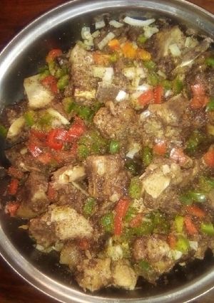 A picture of Beef stew with peppers.