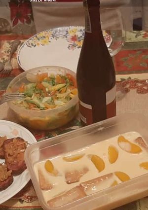 Una foto de Postre de durazno con galletas sultana