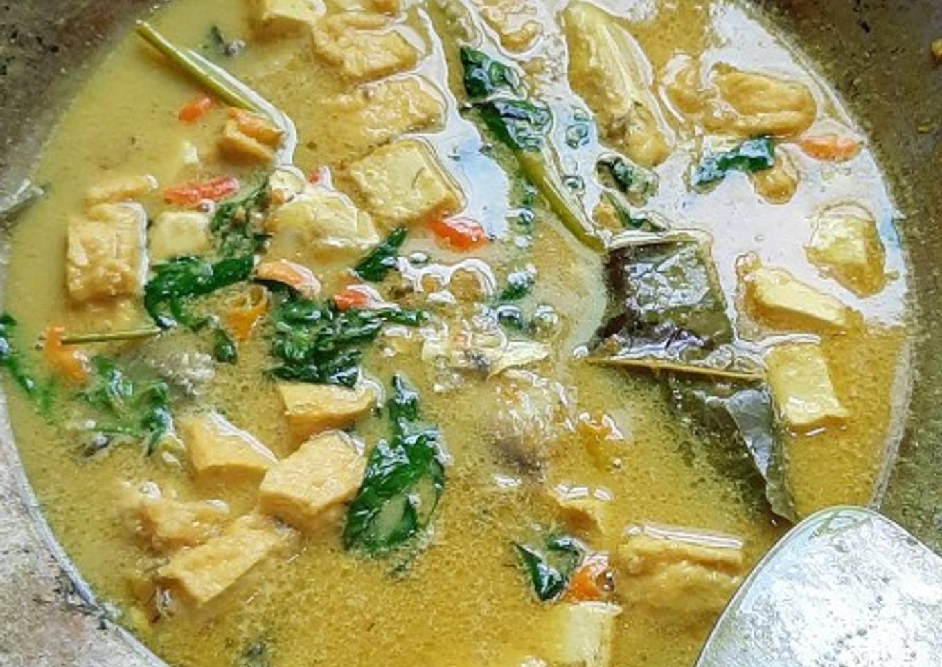 Ikan bandeng kuah bumbu kuning