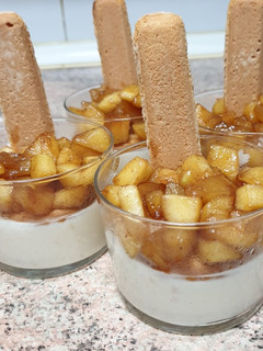 Una foto de Postre de yogurt con manzana caramelizada al vino