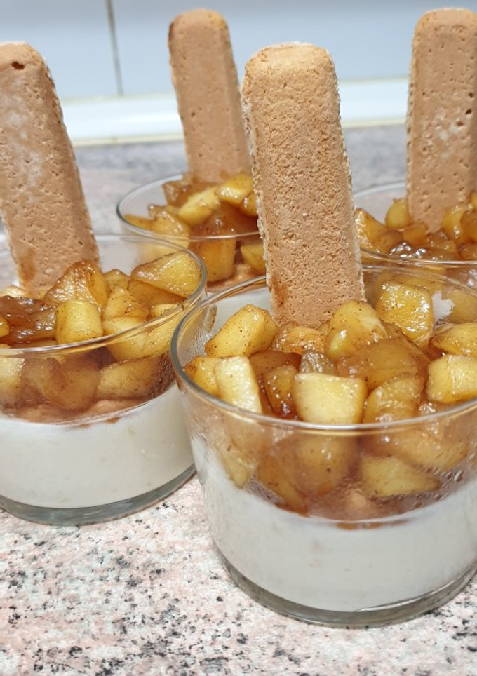 Una foto de Postre de yogurt con manzana caramelizada al vino