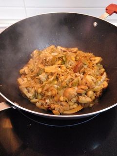 Una foto de Wok de repollo con garbanzos y champiñones