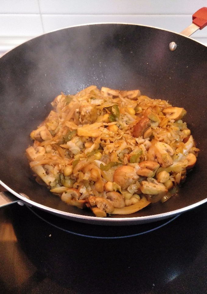Una foto de Wok de repollo con garbanzos y champiñones