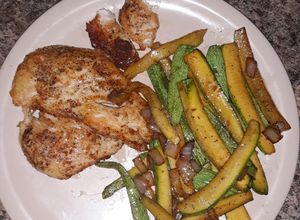 Una foto de Pollo con calabazas salteadas