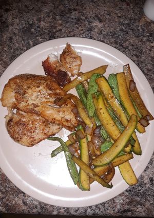 Una foto de Pollo con calabazas salteadas