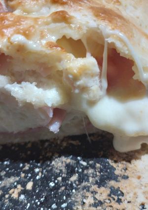Una foto de Pan relleno de jamón y queso