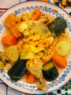 Una foto de Cous cous de verduras y pollo