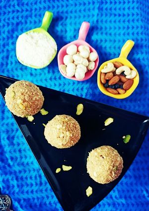 कान्हा साठी पौष्टिक पंजिरी लाडू... (panjiri ladoo recipe in marathi) रेसिपी चे मुख्य फोटो 