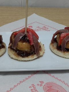 Una foto de Pincho templado de queso de cabra y cebolla caramelizada