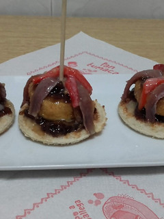 Una foto de Pincho templado de queso de cabra y cebolla caramelizada