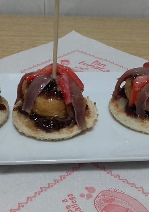 Foto principal de Pincho templado de queso de cabra y cebolla caramelizada