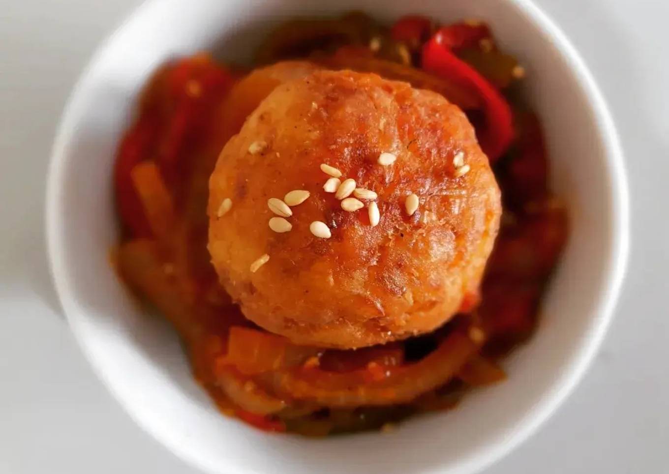 Albóndigas de bacalao con sofrito de pimientos