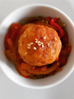 Una foto de Albóndigas de bacalao con sofrito de pimientos
