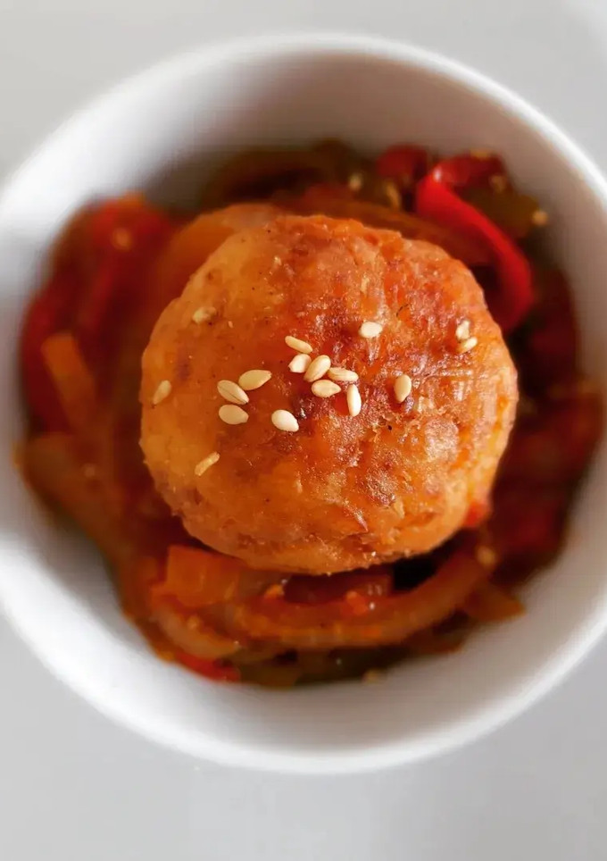 Una foto de Albóndigas de bacalao con sofrito de pimientos