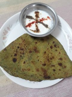 पालक पराठा (palak paratha recipe in Hindi) रेसिपी मुख्य फोटो