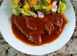 Una foto de Chuletas de cerdo en salsa de pasilla