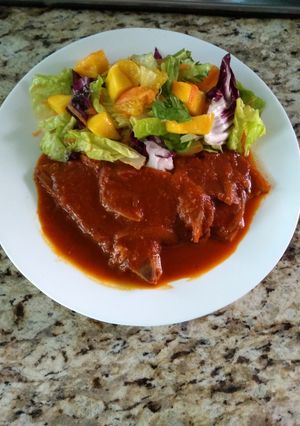 Una foto de Chuletas de cerdo en salsa de pasilla