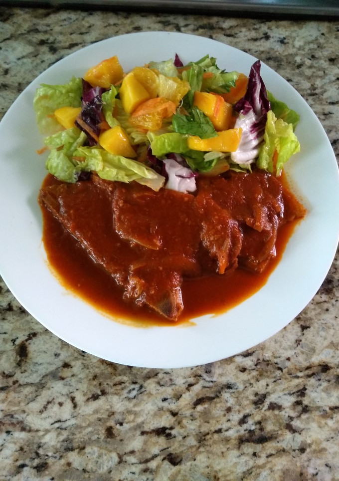 Una foto de Chuletas de cerdo en salsa de pasilla