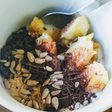 Desayuno o merienda de yogurt y fruta
