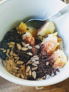 Una foto de Desayuno o merienda de yogurt y fruta