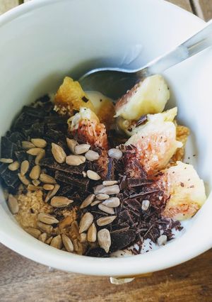 Una foto de Desayuno o merienda de yogurt y fruta