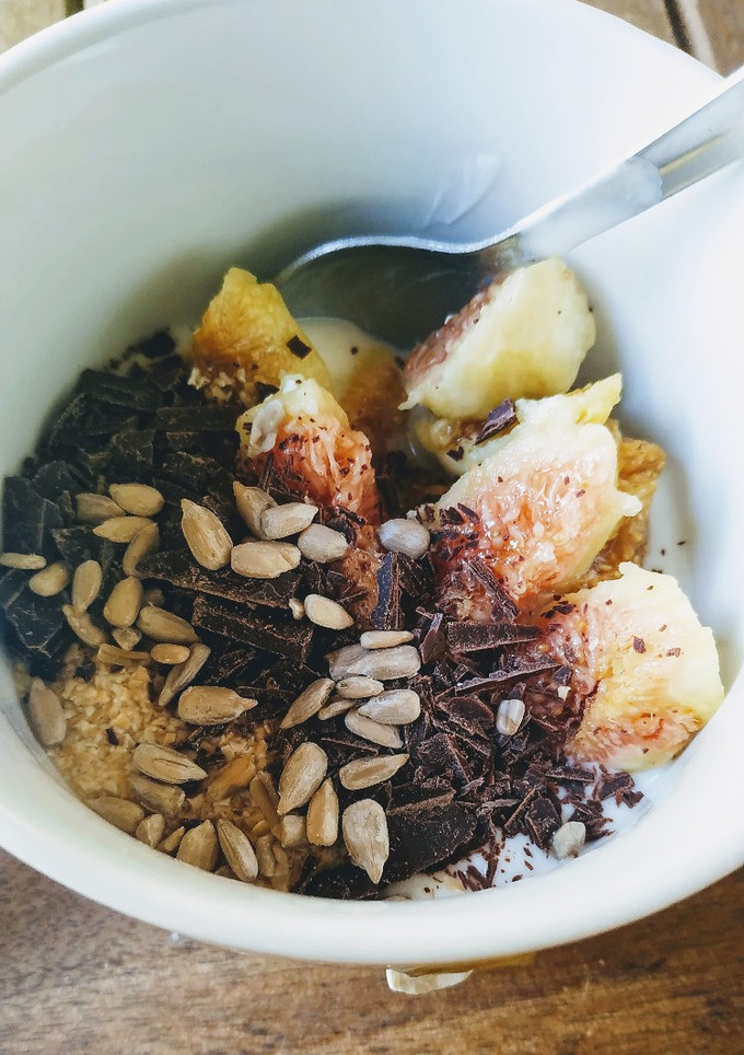 Una foto de Desayuno o merienda de yogurt y fruta