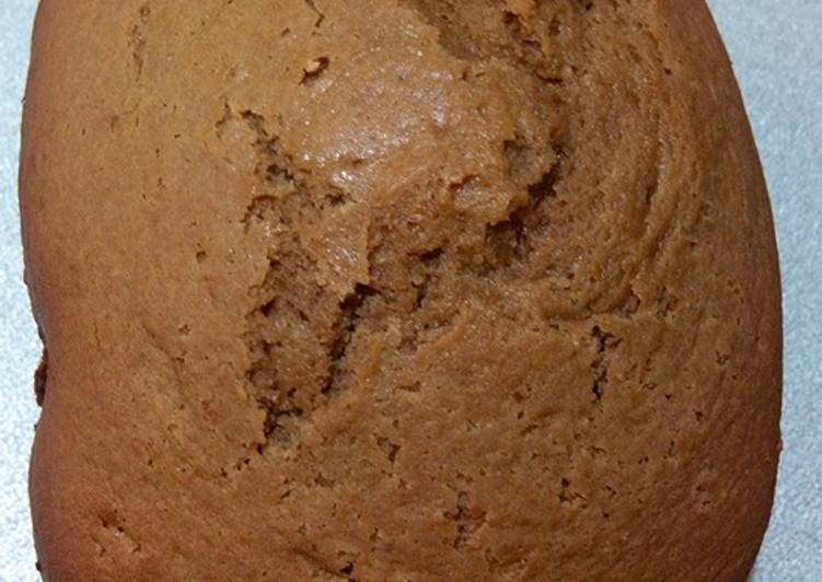 Pastel con crema de café y nata fresca de leche de cabra