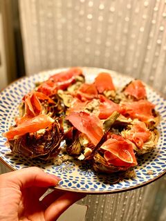 Una foto de Alcachofas al horno con cabrales y jamón