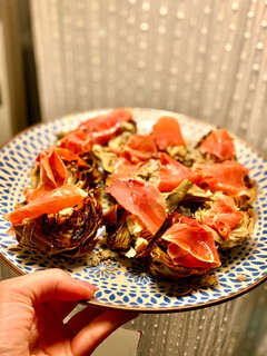 Una foto de Alcachofas al horno con cabrales y jamón