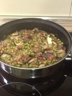 Una foto de Verduras de primavera con setas shiitake
