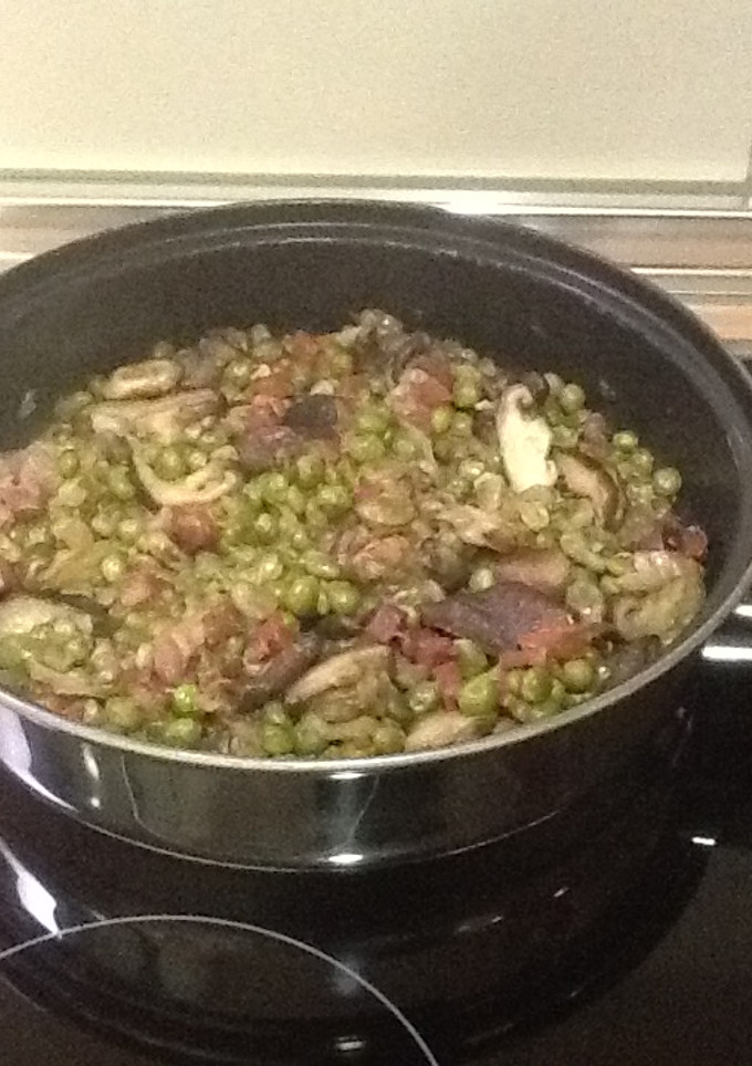 Una foto de Verduras de primavera con setas shiitake