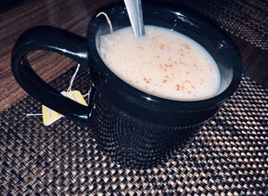 Una foto de Té de manzanilla con leche