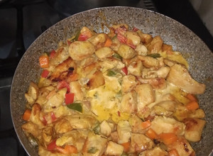 Una foto de Pollo en trocitos con verduras y crema de leche