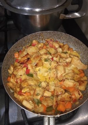 Una foto de Pollo en trocitos con verduras y crema de leche