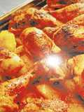 Hähnchen auf Kartoffeln gebacken