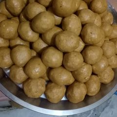 A picture of Besan ke ladoo.