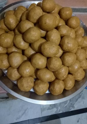 A picture of Besan ke ladoo.