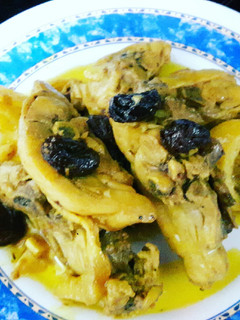 Una foto de Pollo al limón con cúrcuma y pasas