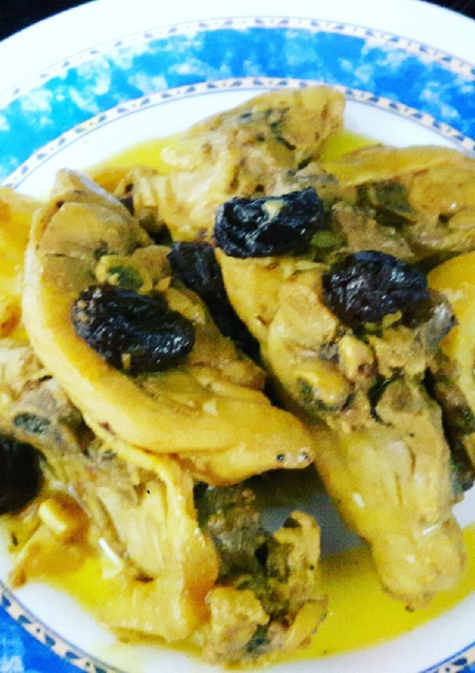 Una foto de Pollo al limón con cúrcuma y pasas