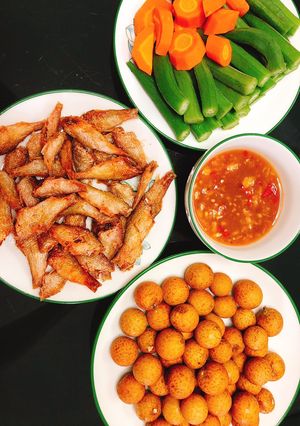 Hình của món Cá chiên mắm me- rau củ luộc.