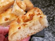 Una foto de queso brie cebolla