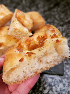 Una foto de Focaccia de queso brie y cebolla caramelizada