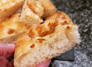 Foto principal de Focaccia de queso brie y cebolla caramelizada