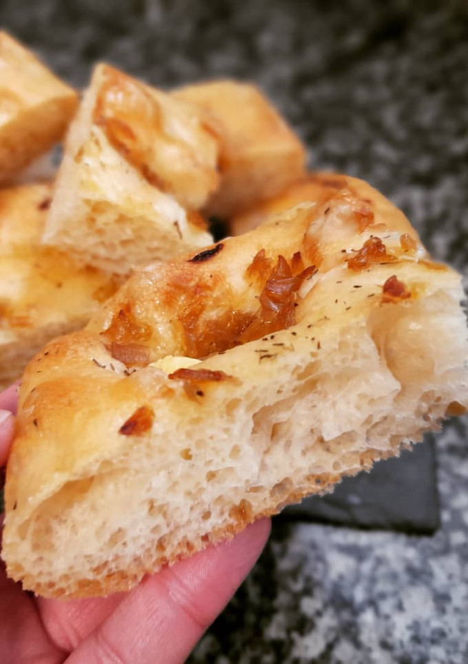 Una foto de Focaccia de queso brie y cebolla caramelizada