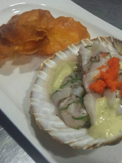 Una foto de Ceviche de viéiras y chips de boniato