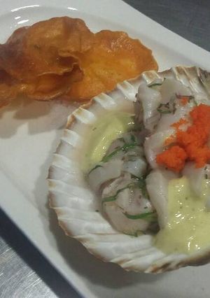 Una foto de Ceviche de viéiras y chips de boniato