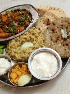 કાઠીયાવાડી ગુજરાતી થાળી (Kathiyawadi Gujarati Thali Recipe In Gujarati) રેસીપી મુખ્ય ફોટો