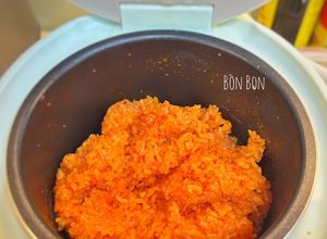 Hình của món Xôi Gấc Cốt Dừa Nồi Cơm Điện.